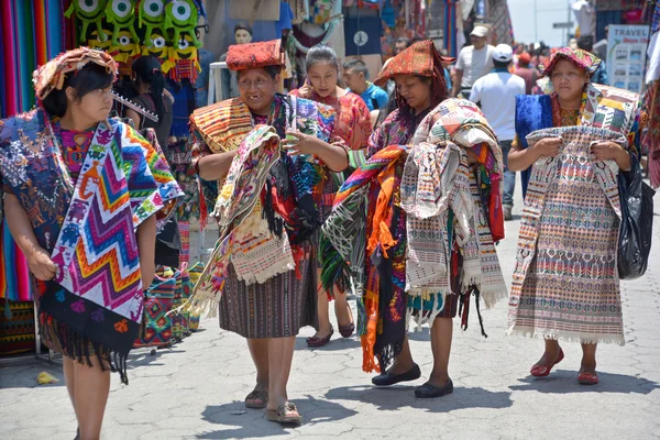 Chichicastenango Gustemala 2016年4月29日 マヤの女性がテーブルクロスを販売している肖像画 マヤ人はまだグアテマラの人口の大半を占めています — ストック写真