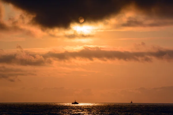 Navio Meio Mar Pôr Sol Ampenan Beach Lombok Indonésia — Fotografia de Stock