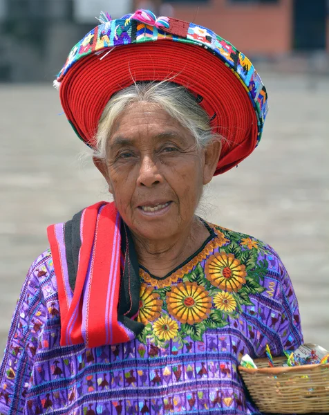 サンティアゴ アティトラン グアテマラ2016年4月29日 伝統的な社交用の帽子をかぶったツジュイルの女性 マヤ人はまだグアテマラの人口の大半を占めています — ストック写真