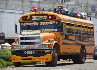 Guatemala City Guatemala 28 Nisan 2016: Tavuk otobüsleri, geri dönüşümlü ve sık sık renkli eski Amerikan okul otobüsleri, şehirlerde ve kısa mesafe gezilerinde popülerdir..