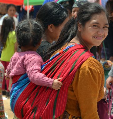 Chichicastenango Gustemala 29 Nisan 2016: Annesinin sırtında bir Maya bebeğinin portresi taşıdı. Maya halkı hala Guatemala 'daki nüfusun çoğunluğunu oluşturuyor.,
