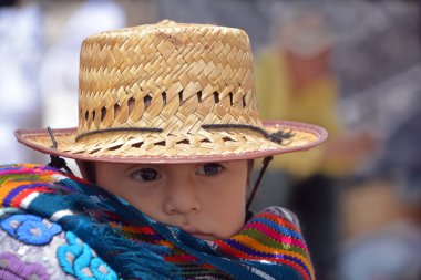 Chichicastenango Gustemala 29 Nisan 2016: Annesinin sırtında bir Maya bebeğinin portresi taşıdı. Maya halkı hala Guatemala 'daki nüfusun çoğunluğunu oluşturuyor.,