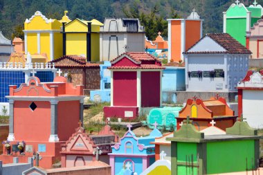 Chichicastenango Gustemala 29 Nisan 2016: Chichicastenango aile üyelerinin mezarı onurlandırmak amacıyla boyadıkları mezarlık 