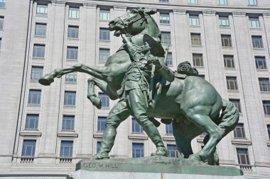 Montreal Kanada 23 Nisan 2016: Montreal Boer Savaşı Anıtı kapsamında George W. Hill tarafından yapılan binicilik heykeli Montreal şehir merkezindeki Dorchester Meydanı 'nda bulunmaktadır.
