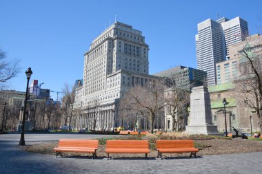 Montreal Quebec Canada 21 Nisan 2016: The Sun Life Building tarihi bir ofis binasıdır. Marie 'yi arka plana yerleştir. haç ofis kulesi 1962 'de uluslararası tarzda inşa edildi..