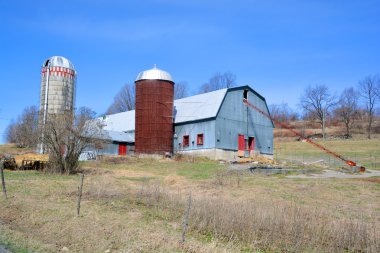 Bromont Quebec Kanada 10 Nisan 2016: Bromont 'un kırsal kesiminde ilkbahar öncesi çiftlik Brome-Missisquoi Bölgesel İlçe Belediyesi' nde