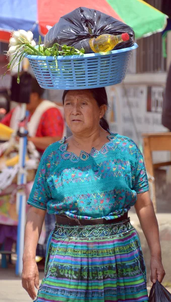 Quetzaltenango Guatemala April 2016 Frau Die Früchte Quetzaltenango Maket Trägt — Stockfoto