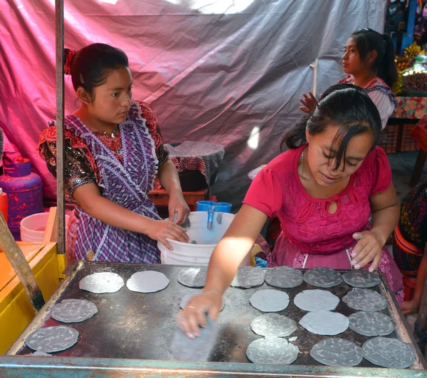 Chichicastenango Gustemala Abril 2016 Mujer Cocinando Tortillas Mercado Chichicastenango Este — Foto de Stock