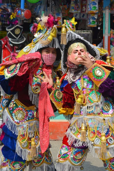 : Guatemalas Fiesta maskerade dansare — Stockfoto