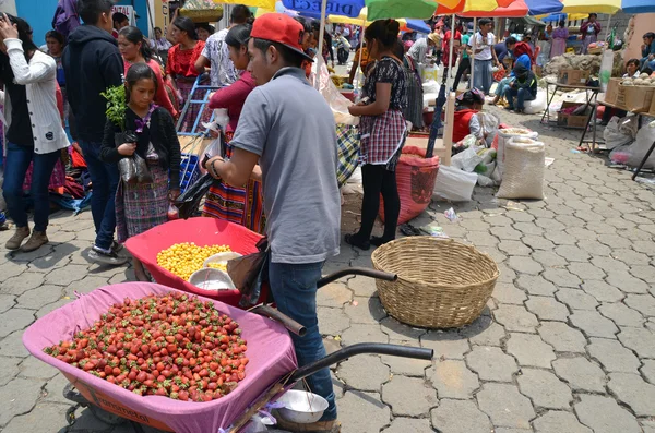 Quetzaltenango Guatemala Abril 2016 Youg Man Sale Fruits Quetzaltenango Maket — Fotografia de Stock