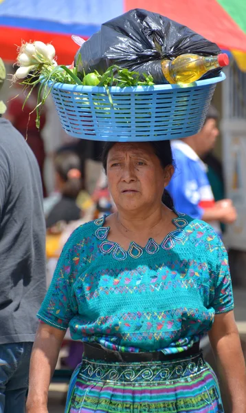 Quetzaltenango Guatemala April 2016 Frau Die Früchte Quetzaltenango Maket Trägt — Stockfoto