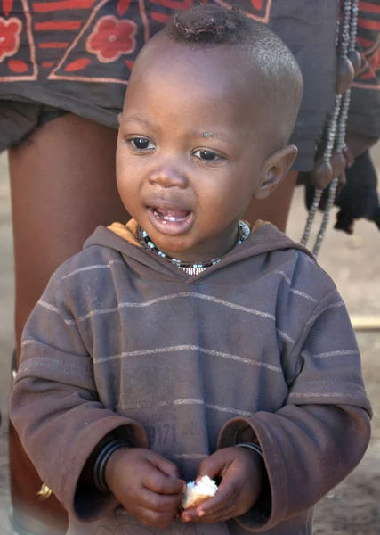 2014年10月9日 2014年10月9日 ナミビアのスワコプムントのモンデサスラムに住むヒンバ族の未確認の子供 ナミビアでは約27 の世帯が貧困層に分類されている — ストック写真