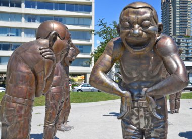 Vancouver Bc Canada 15 Haziran 2015: A-labirent-ing Laughter, Yue Minjun 'un 2009 yılında Vancouver, British Columbia, Kanada' da bulunan bir bronz heykeli.