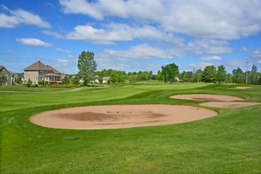 Bromont Quebec Kanada 06: 1992 yılında ünlü Graham Cooke tarafından tasarlanan Royal Bromont Golf Kulübü, Bromont şehrinin merkezindeki dağların olağanüstü manzarasını sunuyor.