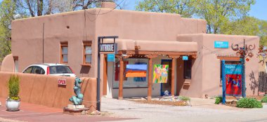 Santa Fe, Nm Usa 21 Nisan: 21 Nisan 2014 tarihinde Santa Fe, Nm. Bugün, Santa Fe 'deki 400 yıllık yapıların çoğu hala ayakta ve çeşitli alanlarda kurulmuştur.