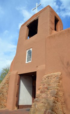 Santa Fe Nm Usa 04 22 2014: San Miguel Misyonu bir İspanyol sömürge misyonerlik kilisesidir. Yaklaşık olarak 1610 ile 1626 yılları arasında inşa edilen kilise, ABD 'nin en eski kilisesi olduğu iddia edilmektedir..