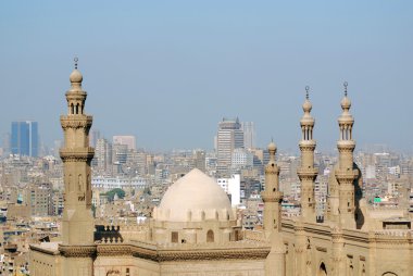 Evler, yüksek kule ve mavi gökyüzü karşı Camii kubbe hafif kahverengi taş duvarlar ile eski Kudüs'ün eski şehir çeyreğinde