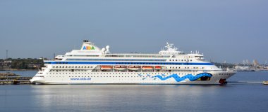 Tallinn Estonya 09: 25: Aidadiva, Alman gemi şirketi Aida Cruises tarafından işletilen bir yolcu gemisi. Gemi, Almanya 'nın Papenburg kentindeki Meyer Werft' te inşa edildi..