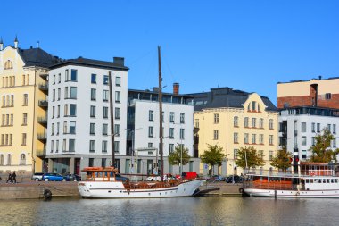 Helsinki Finlandiya 09 25 2015: Pohjoisranta merkezinde bulunan ve Kuzey Limanı çalışır. Rıhtımlar üzerinde farklı tarihsel dönemlerde farklı mimari tarzlarda yapılmış evler vardır