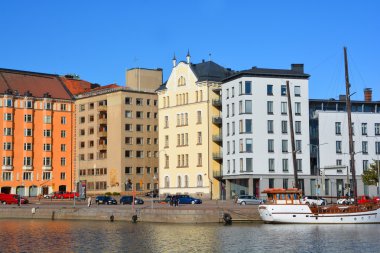 Helsinki Finlandiya 09 25 2015: Pohjoisranta merkezinde bulunan ve Kuzey Limanı çalışır. Rıhtımlar üzerinde farklı tarihsel dönemlerde farklı mimari tarzlarda yapılmış evler vardır