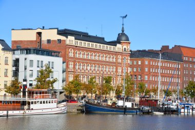 Helsinki Finlandiya 09 25 2015: Pohjoisranta merkezinde bulunan ve Kuzey Limanı çalışır. Rıhtımlar üzerinde farklı tarihsel dönemlerde farklı mimari tarzlarda yapılmış evler vardır