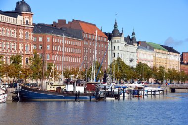 Helsinki Finlandiya 09 25 2015: Pohjoisranta merkezinde bulunan ve Kuzey Limanı çalışır. Rıhtımlar üzerinde farklı tarihsel dönemlerde farklı mimari tarzlarda yapılmış evler vardır