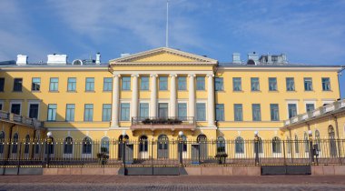 Helsinki Finlandiya 09: 25 2015 Helsinki Hükümet Sarayı, Finlandiya Hükümeti 'nin yönetim binasıdır. Helsinki 'nin merkezindeki Senato Meydanı' nın yanında yer almaktadır..