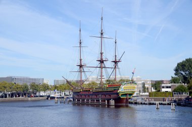 Amsterdam Netherland 01 10 2015: Amsterdam kopyası Hollanda 'da Amsterdam' daki Ulusal Denizcilik Müzesi 'nin yanında demirlemiştir. 2013 yılında Hollanda 'da en çok ziyaret edilen 11. müzeydi.. 