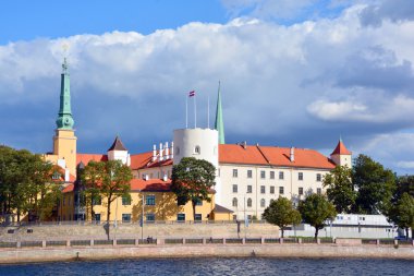 Riga Letonya 09 22 2015: Riga Castle Riga'da Daugava Nehri kıyısında bir kale, kale 1330 kurulmuştur. Bu yapı iyice 1497 ve 1515 arasında yeniden inşa edildi.