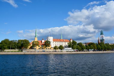Riga Letonya 09 22 2015: Riga Castle Riga'da Daugava Nehri kıyısında bir kale, kale 1330 kurulmuştur. Bu yapı iyice 1497 ve 1515 arasında yeniden inşa edildi.