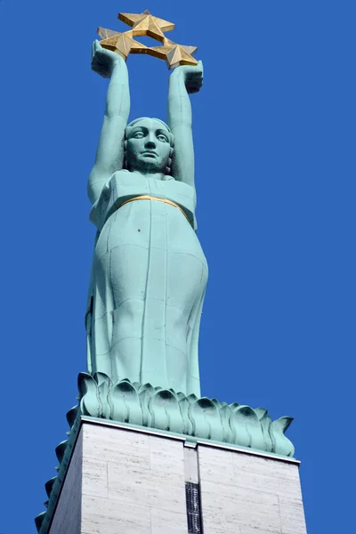 Estátua Feminina Fundo Céu — Fotografia de Stock