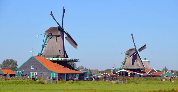 オランダの歴史的な風車. — ストック写真