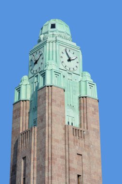 Helsinki Finlandiya 25 Eylül 2015: Helsinki Merkez Tren İstasyonu 'ndaki saat kulesi, Helsinki şehir merkezinin bir parçası olan Kluuvi' de yaygın olarak tanınan bir simgedir.