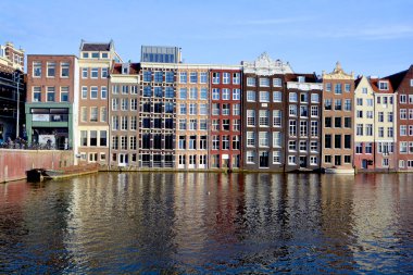 Amsterdam Hollanda 03 Ekim 2015: Tipik kanal evleri. Kanal evleri genellikle bir bodrum ve çatı ve tavan nerede ticaret malları saklanan olabilir vardı.