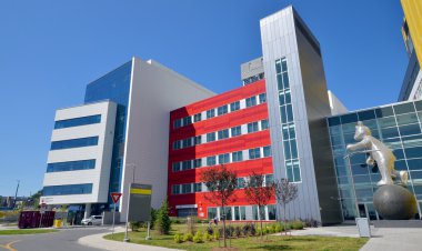 Montreal Kanada 4 Eylül 2015: Yeni McGill Üniversitesi Sağlık Merkezi (Muhc) ve küçültücüler hastanesi bir eğitim ve devlet hastaneleri ağı 