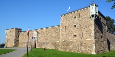 Chambly Quebec Canada 19 Ağustos 2015: Fort Chambly, Quebec 'teki La Vallee-du-Richelieu Bölgesel Belediyesi' nde tarihi bir kaledir. Kale, Kanada 'nın ulusal tarihi bölgesi olarak belirlenmiştir.