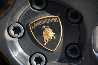 Lamborghini araba amblemi. Yaklaş.