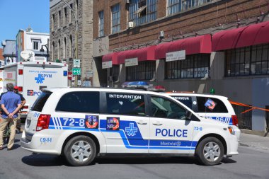 Montreal Oc Canada 2 Ağustos 2015: Pazar sabahı erken saatlerde Saint-Laurent Bulvarı 'na düzenlenen gece saldırısının ardından iki kişinin öldüğü ve ikisinin durumunun kritik olduğu olay yeri.