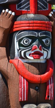 Victoria Bc Canada 15 Haziran 2015: Victoria Thunderbird Parkı 'nda totem direkleri, Kraliyet Bc Müzesi Kültür Bölgesi' nin bir parçasıdır ve birçok First Nations 'a ev sahipliği yapar.
