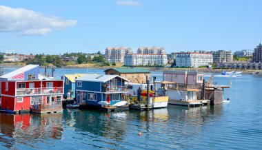 Victoria Bc Canada 19 Haziran 2015: Victoria Inner Harbour, Fisherman Wharf gizli bir hazine bölgesi yüzen evleri, tekneleri, rıhtımları ve restoranları ve çevre turu maceraları var 