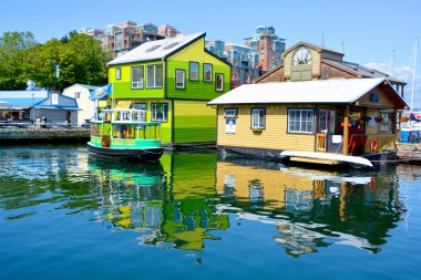 Victoria Bc Canada 19 Haziran 2015: Victoria Inner Harbour, Fisherman Wharf gizli bir hazine bölgesi yüzen evleri, tekneleri, rıhtımları ve restoranları ve çevre turu maceraları var 