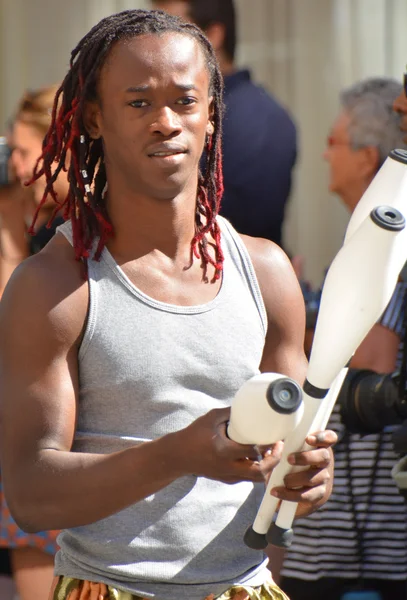 Montreal Qubec Canada August 2015 Young Colombian Juggler Acrobat Entertain — Stockfoto