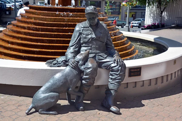 Victoria Canada June 2015 Sculpture Old Flyfisherman His Trusty Companion — 스톡 사진