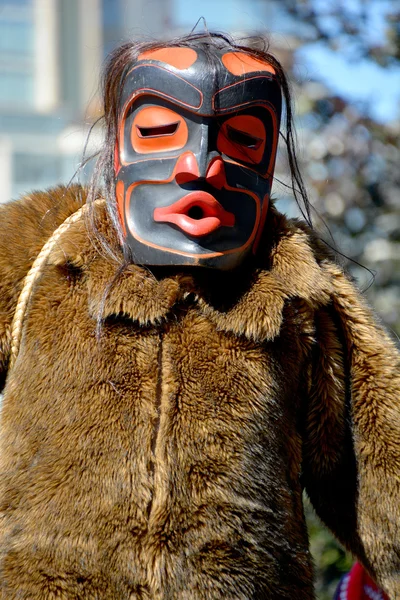 Victoria Canada Června 2015 Indián Tradičním Kostýmu Dřevěné Masce První — Stock fotografie