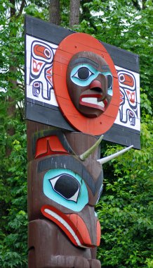 Vancouver Bc Canada 9 Haziran 2015: Stanley Park 'taki Brockton Point' teki Totem Polonyalıları en çok ziyaret edilen turistik yerlerden biridir. Oymalar Amerikan yerlilerinin bildiği hikayeleri sembolize eder.