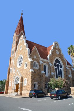 Windhoek Namibya 2 Ekim 2013: Tarihi bir Alman Lüterci Kilisesi olan ve Art Nouveau unsurları ile Gotik diriliş tarzında inşa edilen Christuskirche, Windhoek 'in tarihi merkezinde yer almaktadır.