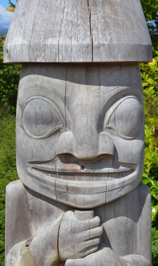 Tofino Bc Canada 17 Haziran 2015: Totem direği Tofino, Kanada 'nın Britanya Kolumbiyası' nın Vancouver Adası 'nın batı kıyısında bulunan ve Kanada' nın başkenti Kanada 'nın başkenti Kanada' nın başkenti Kanada 'da yer alan bir ilçedir.