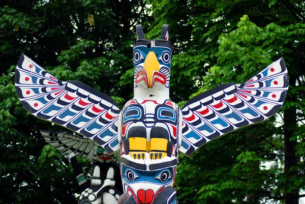 温哥华Bc Canada 2015年6月9日 斯坦利公园布洛克顿角的图腾波兰人是游客最多的景点之一 雕刻象征着美洲原住民所熟悉的故事 — 图库照片