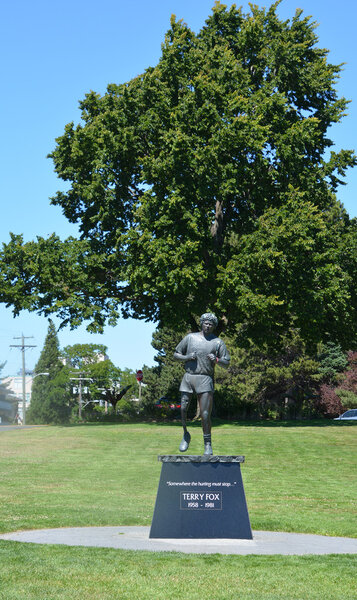 Человеческая статуя в зеленом парке