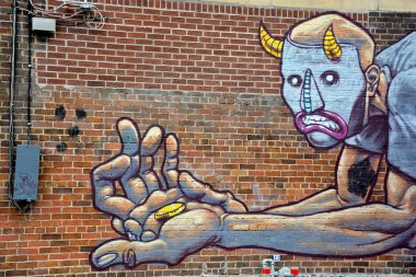 Montreal Kanada 3 Temmuz 2015: Sokak sanatı Montreal cimri adam. Montreal, arka sokaklarda ve terk edilmiş alanlarda sokak sanatı aramak için mükemmel bir yer..